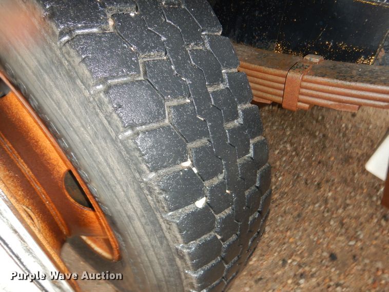 image for item GO9166 1988 International 8300  semi truck