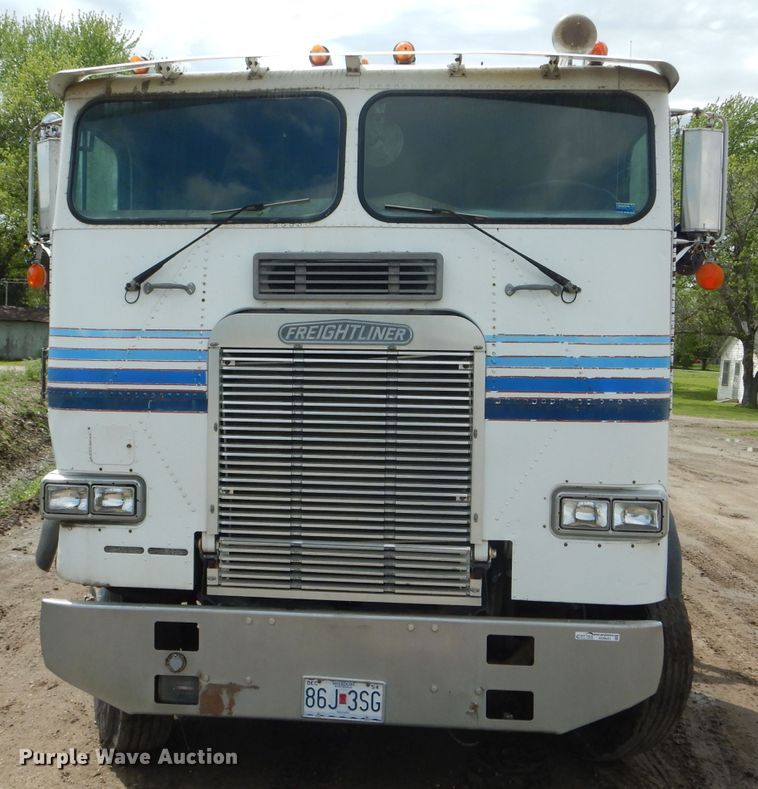 image for item GO9651 1987 Freightliner FLT  flatbed truck