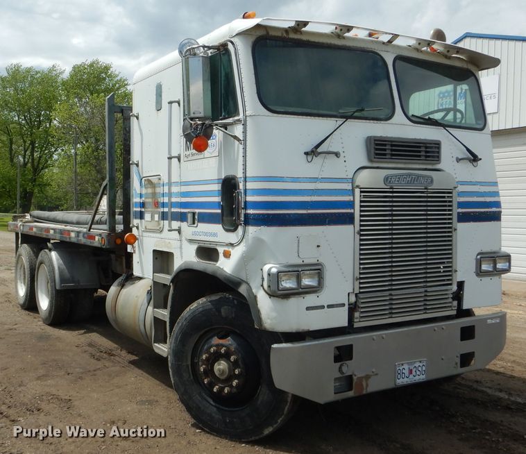 image for item GO9651 1987 Freightliner FLT  flatbed truck