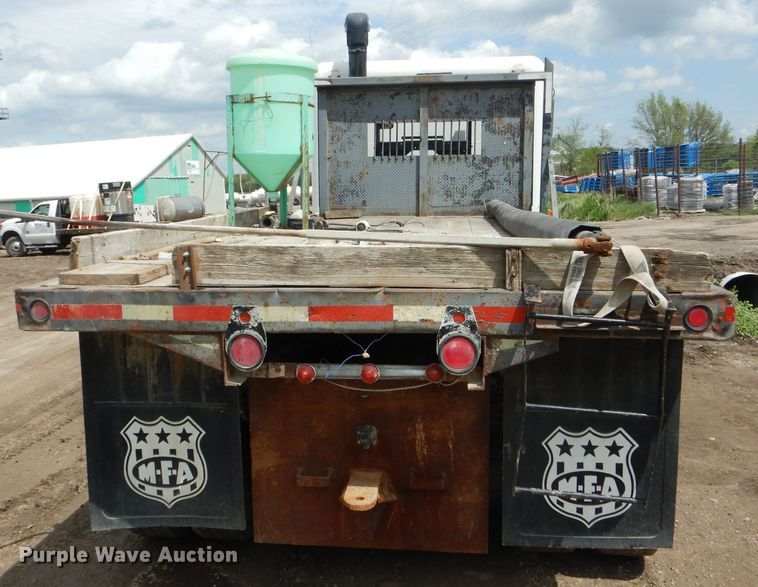 image for item GO9651 1987 Freightliner FLT  flatbed truck