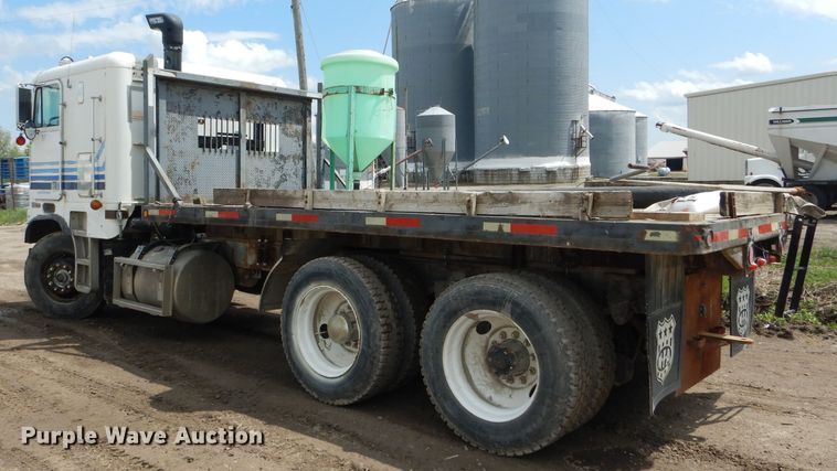 image for item GO9651 1987 Freightliner FLT  flatbed truck