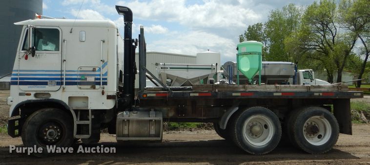 image for item GO9651 1987 Freightliner FLT  flatbed truck