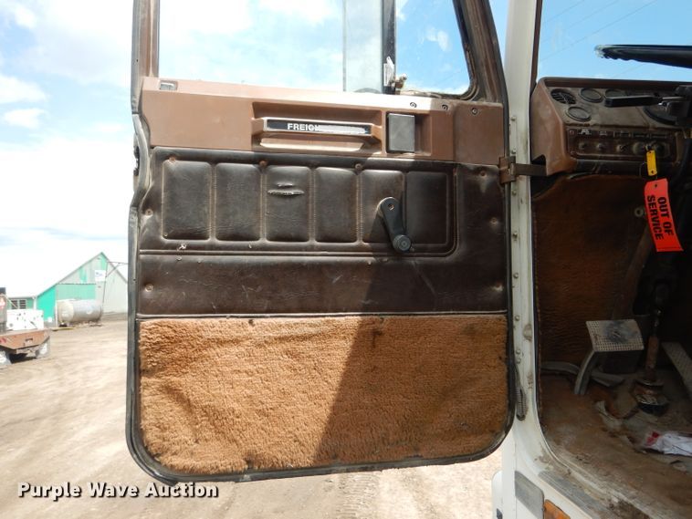 image for item GO9651 1987 Freightliner FLT  flatbed truck