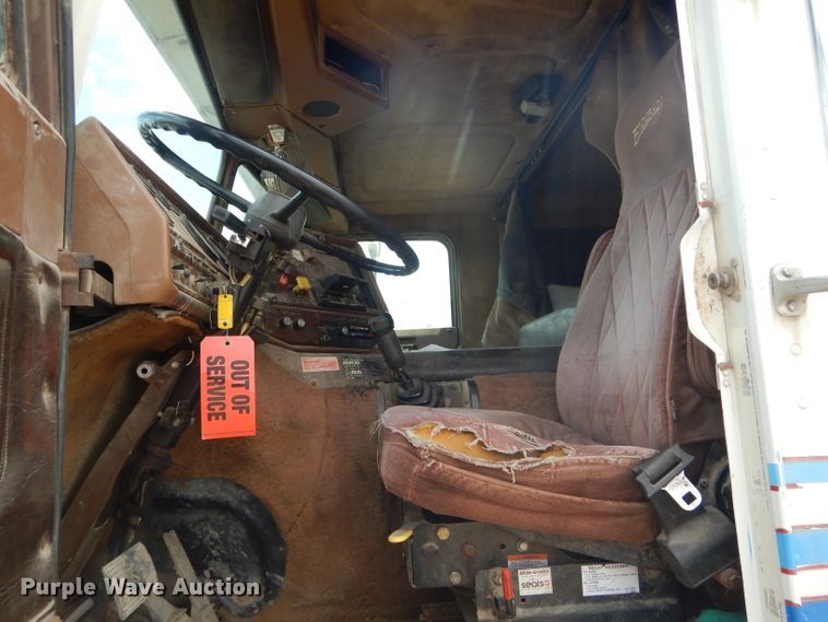 image for item GO9651 1987 Freightliner FLT  flatbed truck