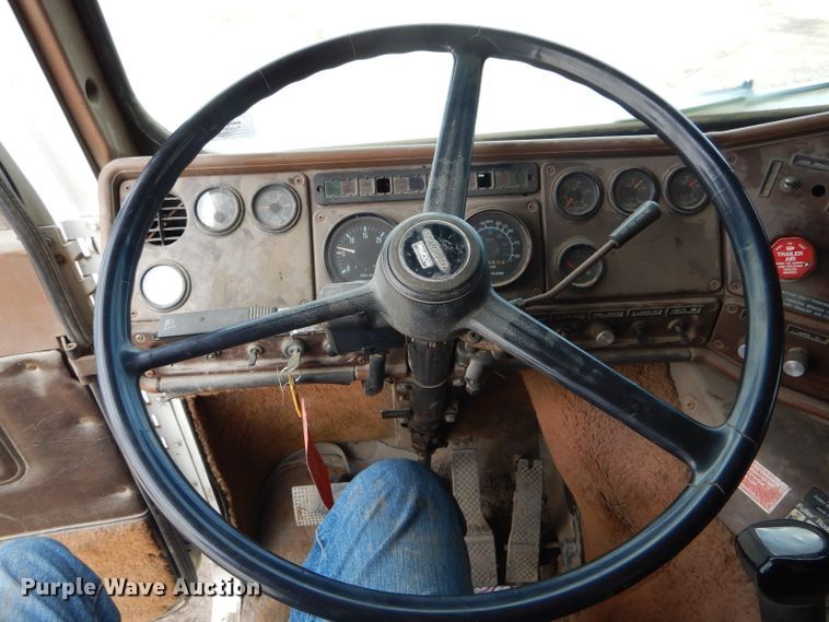 image for item GO9651 1987 Freightliner FLT  flatbed truck