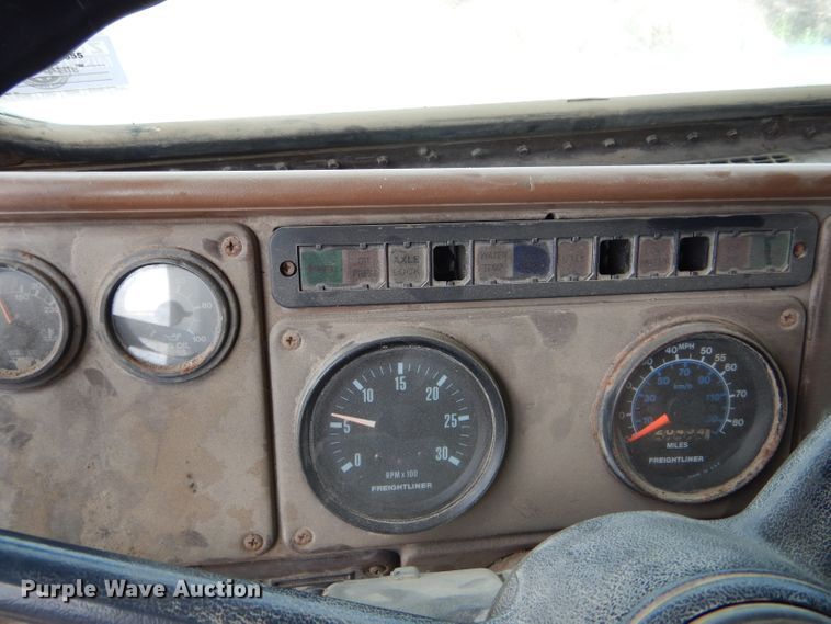 image for item GO9651 1987 Freightliner FLT  flatbed truck