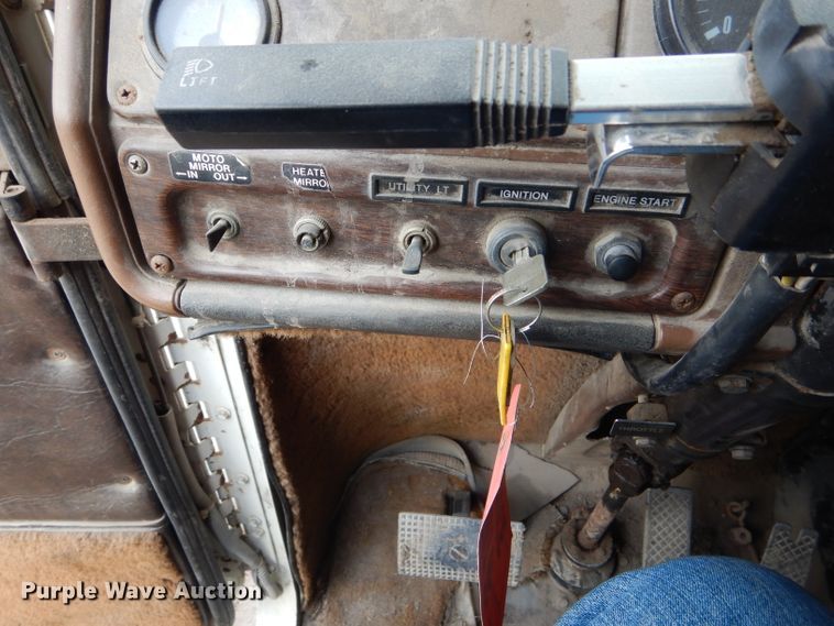 image for item GO9651 1987 Freightliner FLT  flatbed truck