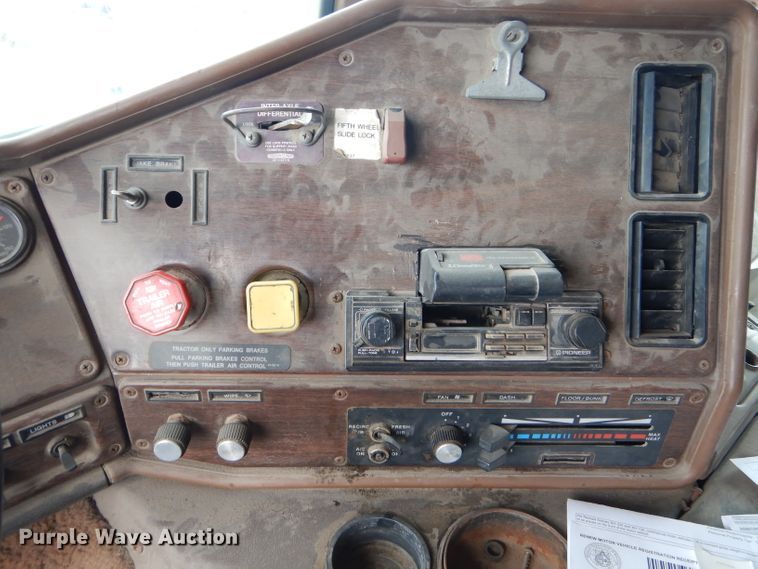 image for item GO9651 1987 Freightliner FLT  flatbed truck