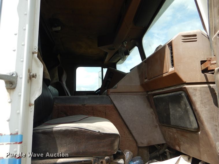 image for item GO9651 1987 Freightliner FLT  flatbed truck