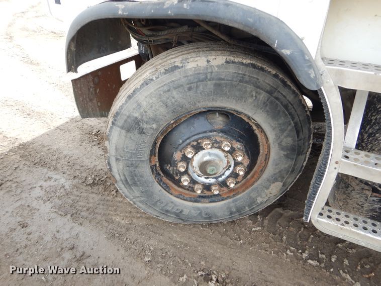 image for item GO9651 1987 Freightliner FLT  flatbed truck