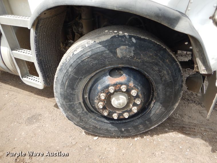 image for item GO9651 1987 Freightliner FLT  flatbed truck