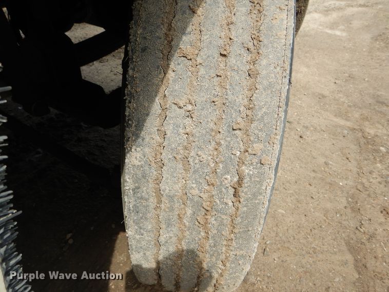 image for item GO9651 1987 Freightliner FLT  flatbed truck