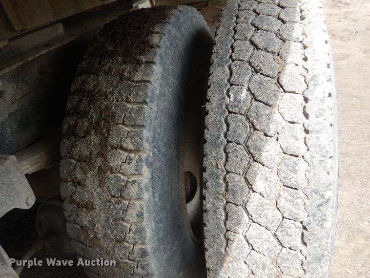 image for item GO9651 1987 Freightliner FLT  flatbed truck