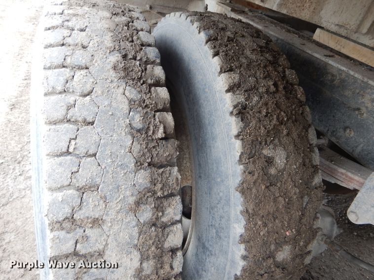 image for item GO9651 1987 Freightliner FLT  flatbed truck