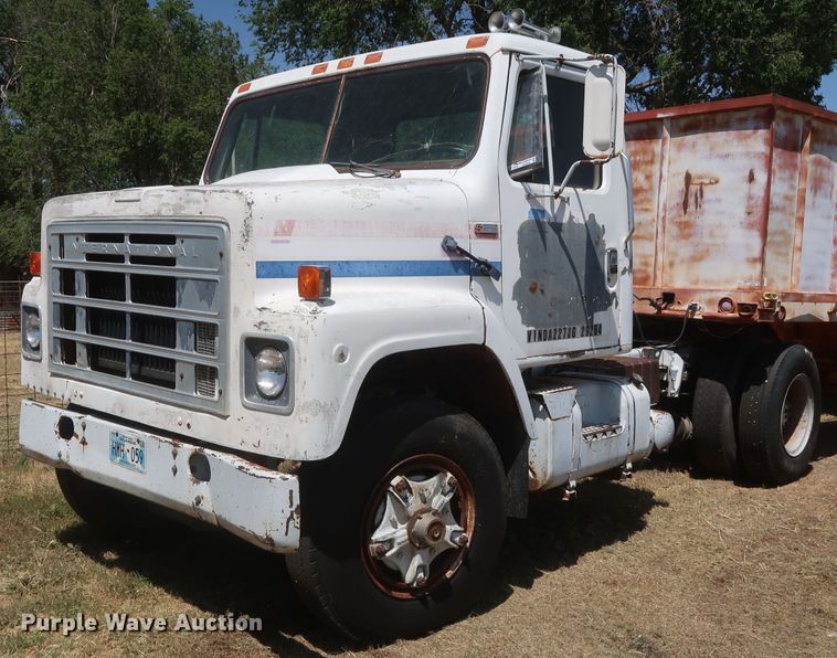 image for item GS9898 1979 International 2275  semi truck