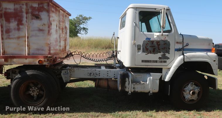 image for item GS9898 1979 International 2275  semi truck