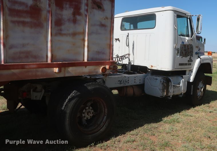 image for item GS9898 1979 International 2275  semi truck