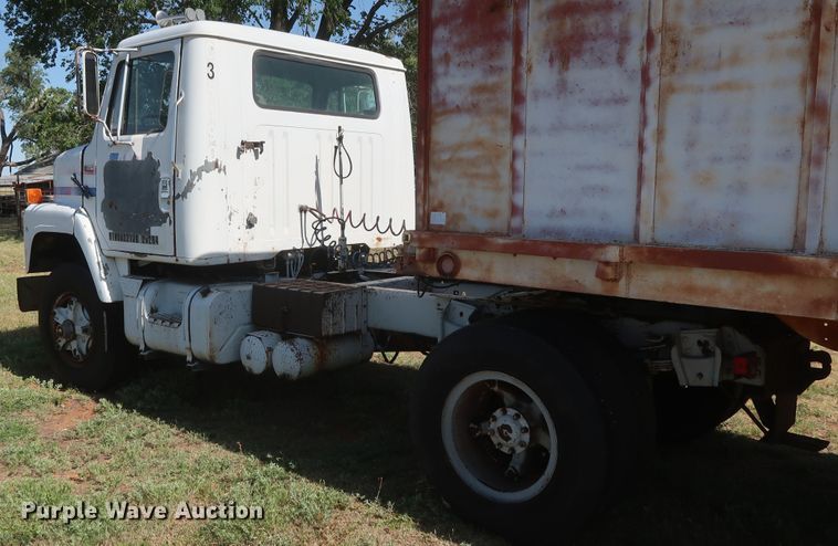 image for item GS9898 1979 International 2275  semi truck