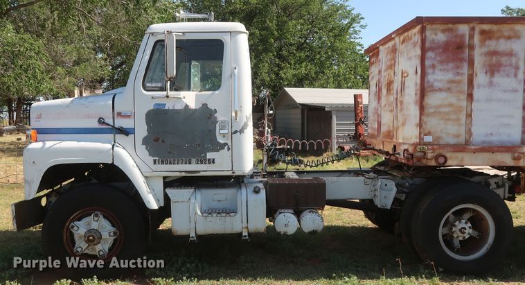 image for item GS9898 1979 International 2275  semi truck