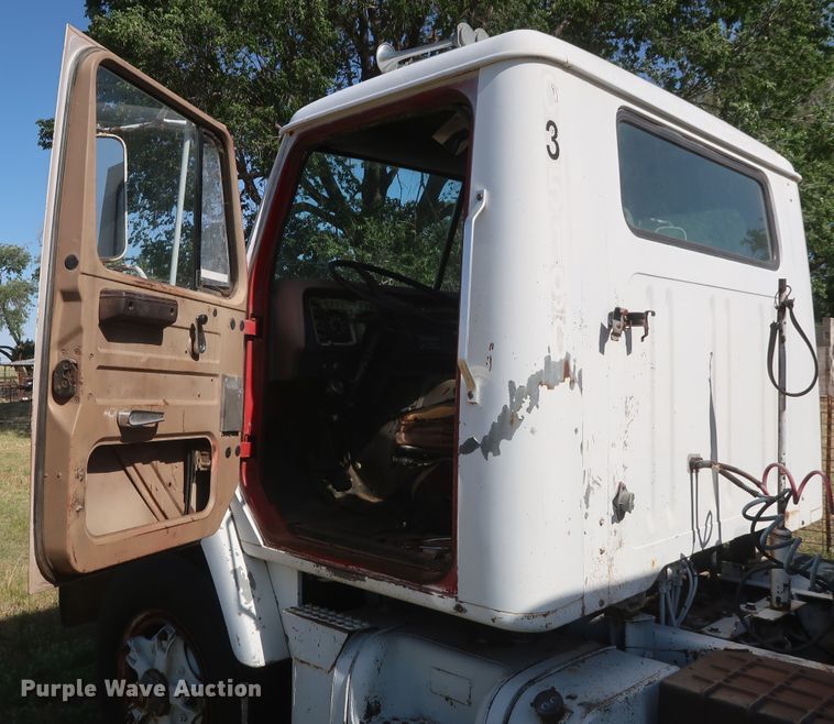 image for item GS9898 1979 International 2275  semi truck