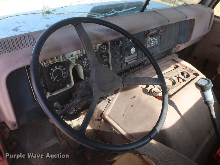 image for item GS9898 1979 International 2275  semi truck