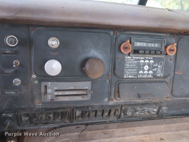 image for item GS9898 1979 International 2275  semi truck