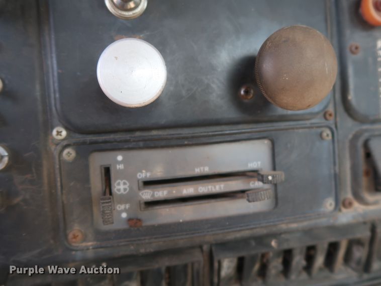 image for item GS9898 1979 International 2275  semi truck