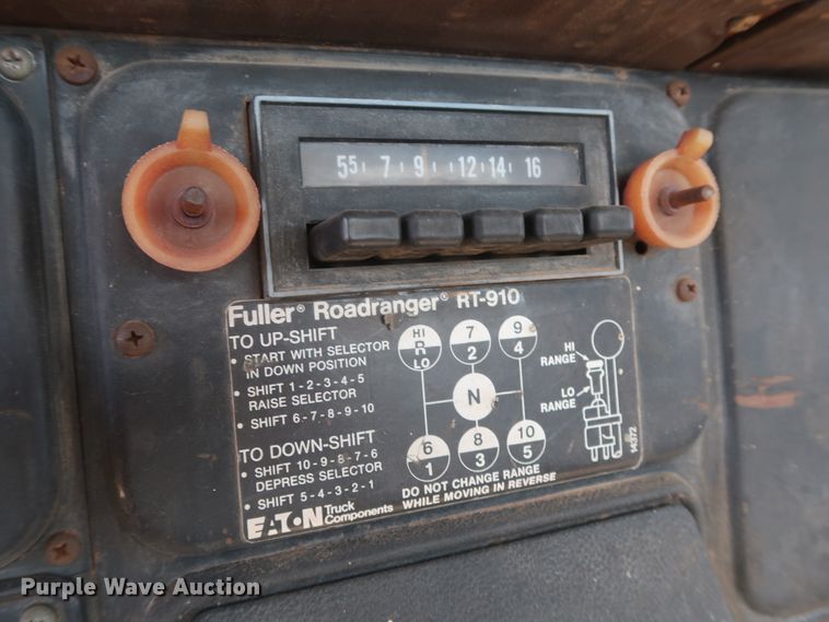 image for item GS9898 1979 International 2275  semi truck