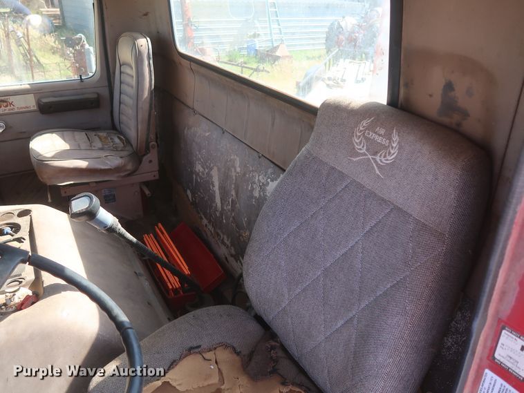 image for item GS9898 1979 International 2275  semi truck