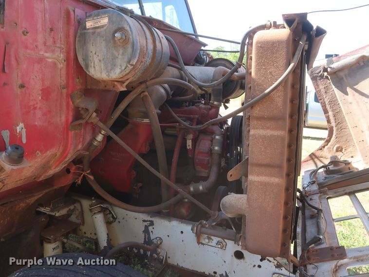 image for item GS9898 1979 International 2275  semi truck