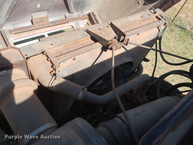 image for item GS9898 1979 International 2275  semi truck