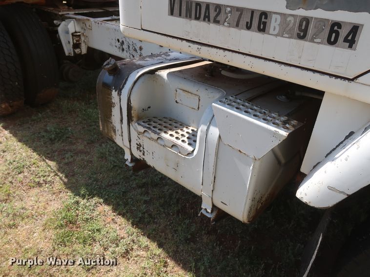 image for item GS9898 1979 International 2275  semi truck