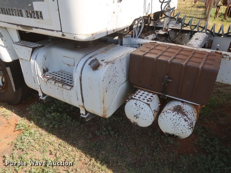 image for item GS9898 1979 International 2275  semi truck