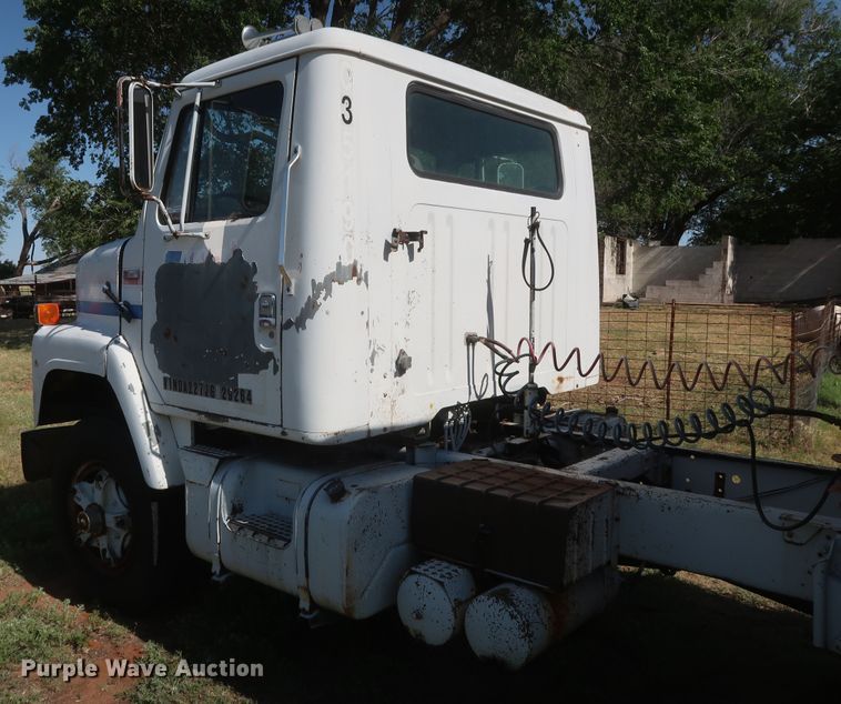 image for item GS9898 1979 International 2275  semi truck