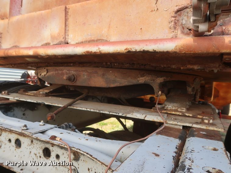 image for item GS9898 1979 International 2275  semi truck