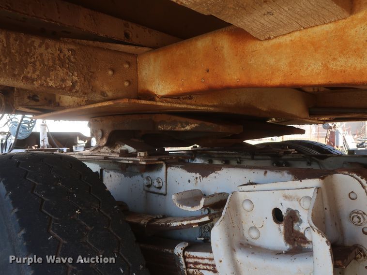 image for item GS9898 1979 International 2275  semi truck