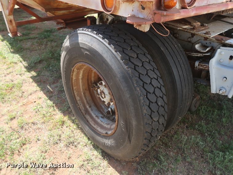 image for item GS9898 1979 International 2275  semi truck