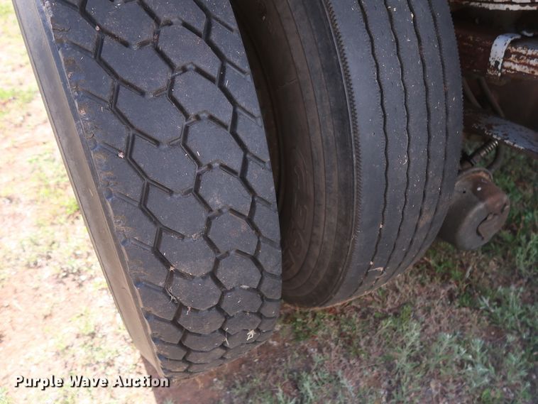 image for item GS9898 1979 International 2275  semi truck