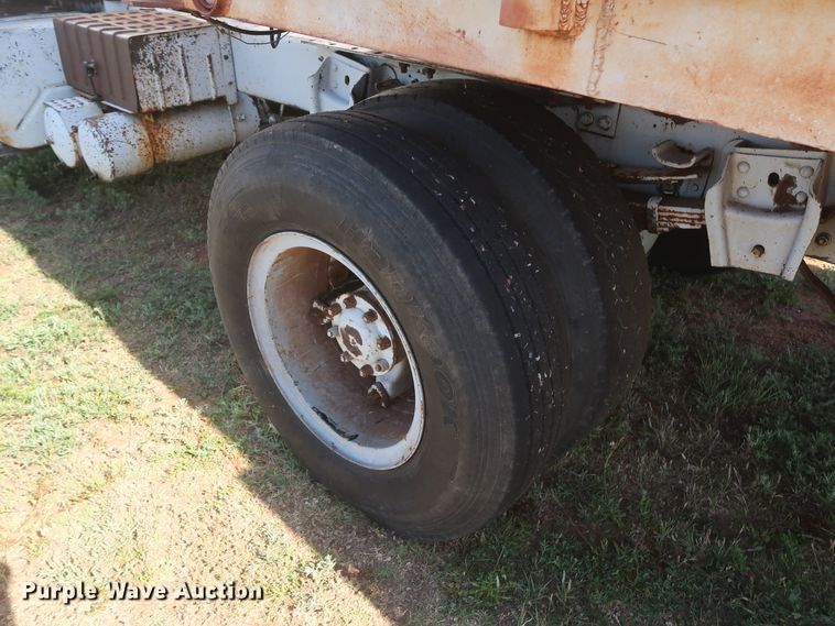 image for item GS9898 1979 International 2275  semi truck