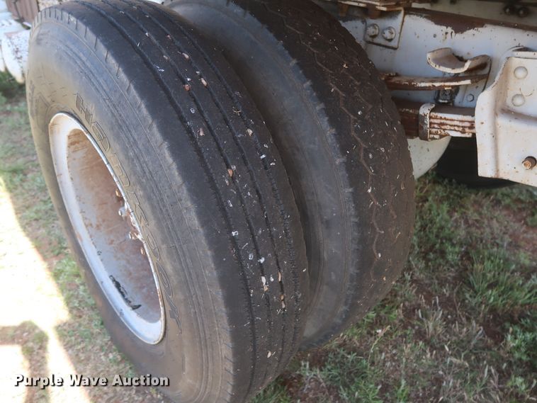 image for item GS9898 1979 International 2275  semi truck