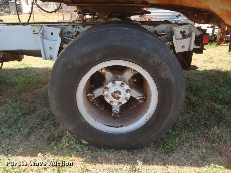 image for item GS9898 1979 International 2275  semi truck