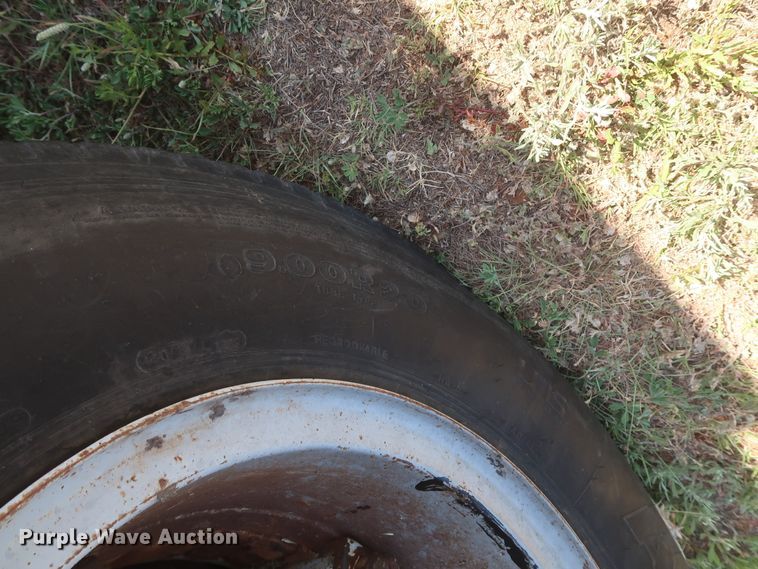 image for item GS9898 1979 International 2275  semi truck