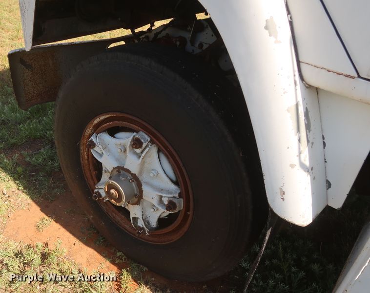 image for item GS9898 1979 International 2275  semi truck