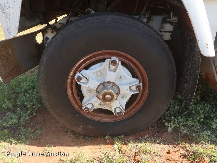 image for item GS9898 1979 International 2275  semi truck