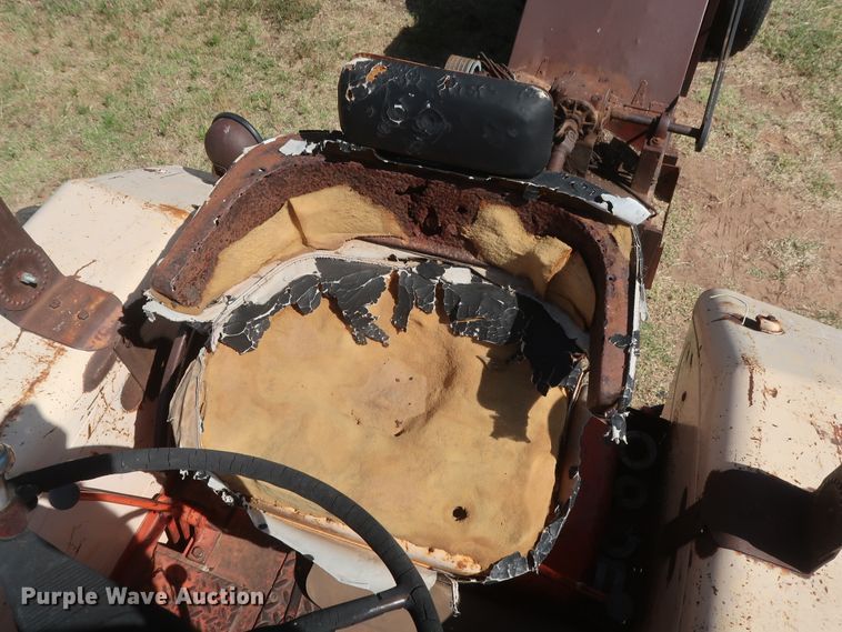 image for item GS9901 1965 J I Case Comfort King 831  tractor