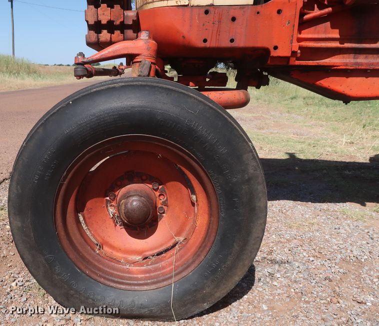 image for item GS9901 1965 J I Case Comfort King 831  tractor