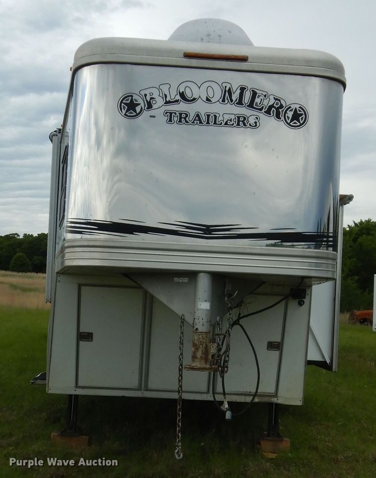 image for item HA9145 2007 Bloomer horse trailer