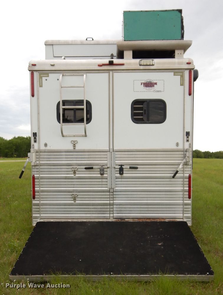 image for item HA9145 2007 Bloomer horse trailer