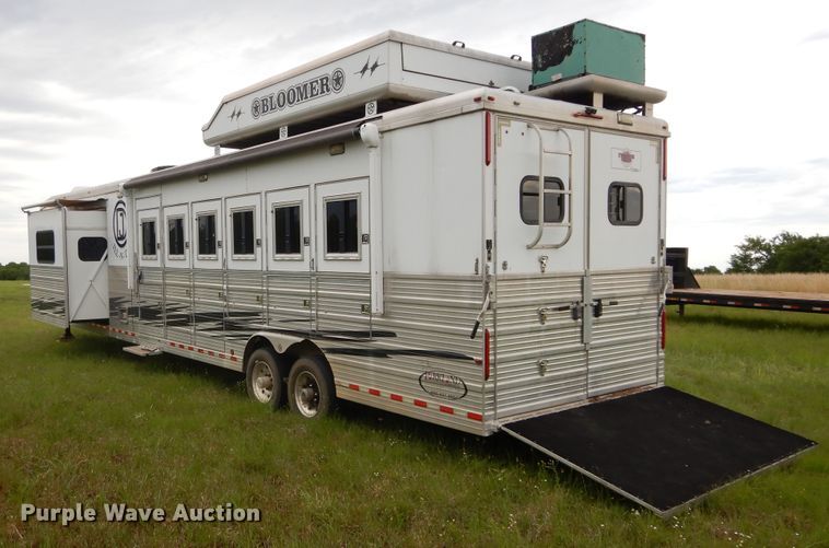 image for item HA9145 2007 Bloomer horse trailer