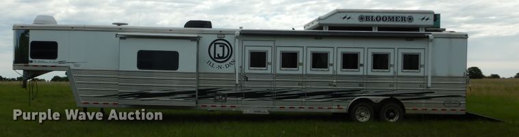 image for item HA9145 2007 Bloomer horse trailer